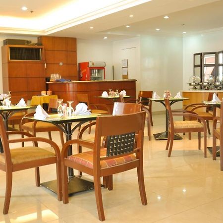 Richville Hotel Mandaluyong Екстер'єр фото