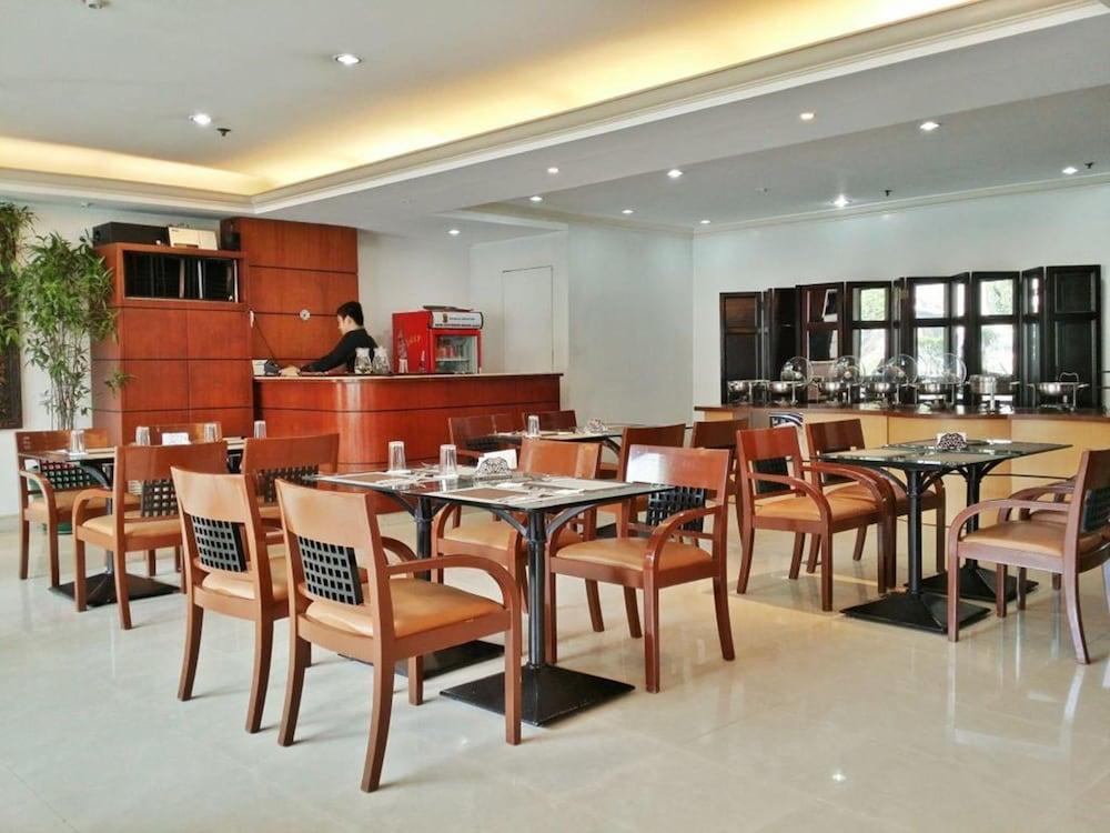 Richville Hotel Mandaluyong Екстер'єр фото