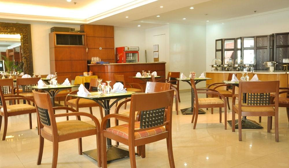 Richville Hotel Mandaluyong Екстер'єр фото