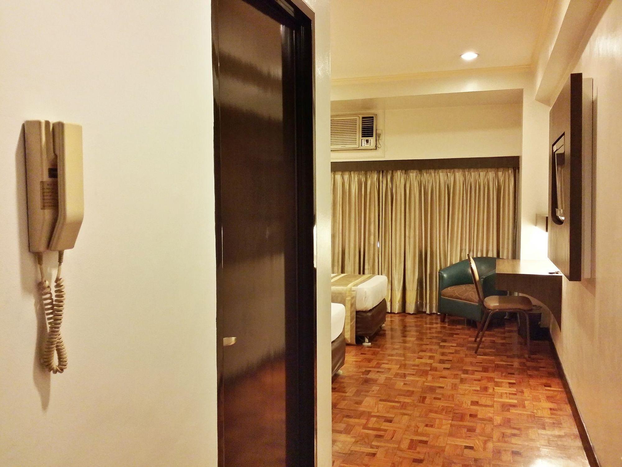 Richville Hotel Mandaluyong Екстер'єр фото